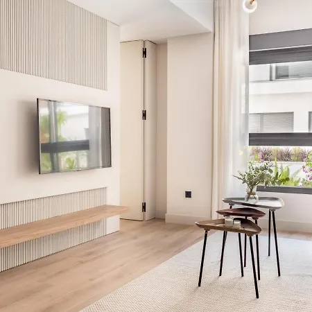 Modern With Swimming Pool- 2bd 2bth- Triana Séville