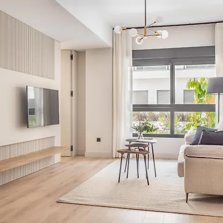 Modern With Swimming Pool- 2bd 2bth- Triana Séville