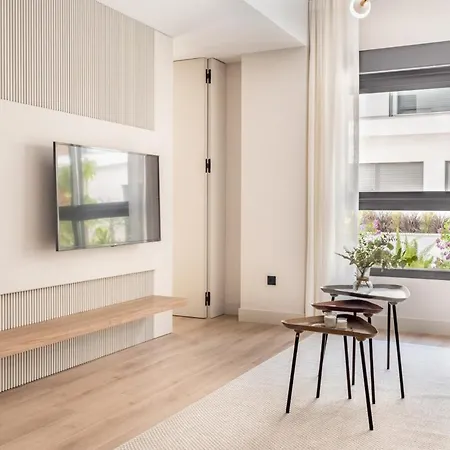 Modern With Swimming Pool- 2bd 2bth- Triana Appartement
